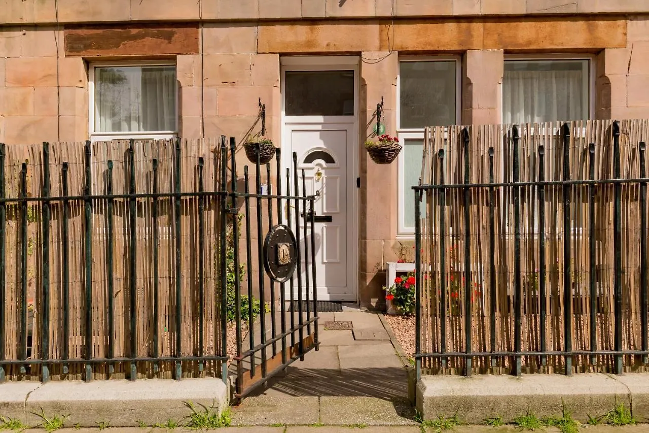 Stylish Central Flat In Edinburgh With Private Garden
