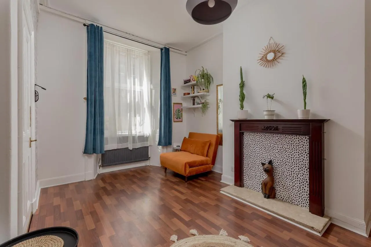 Stylish Central Flat In Edinburgh With Private Garden