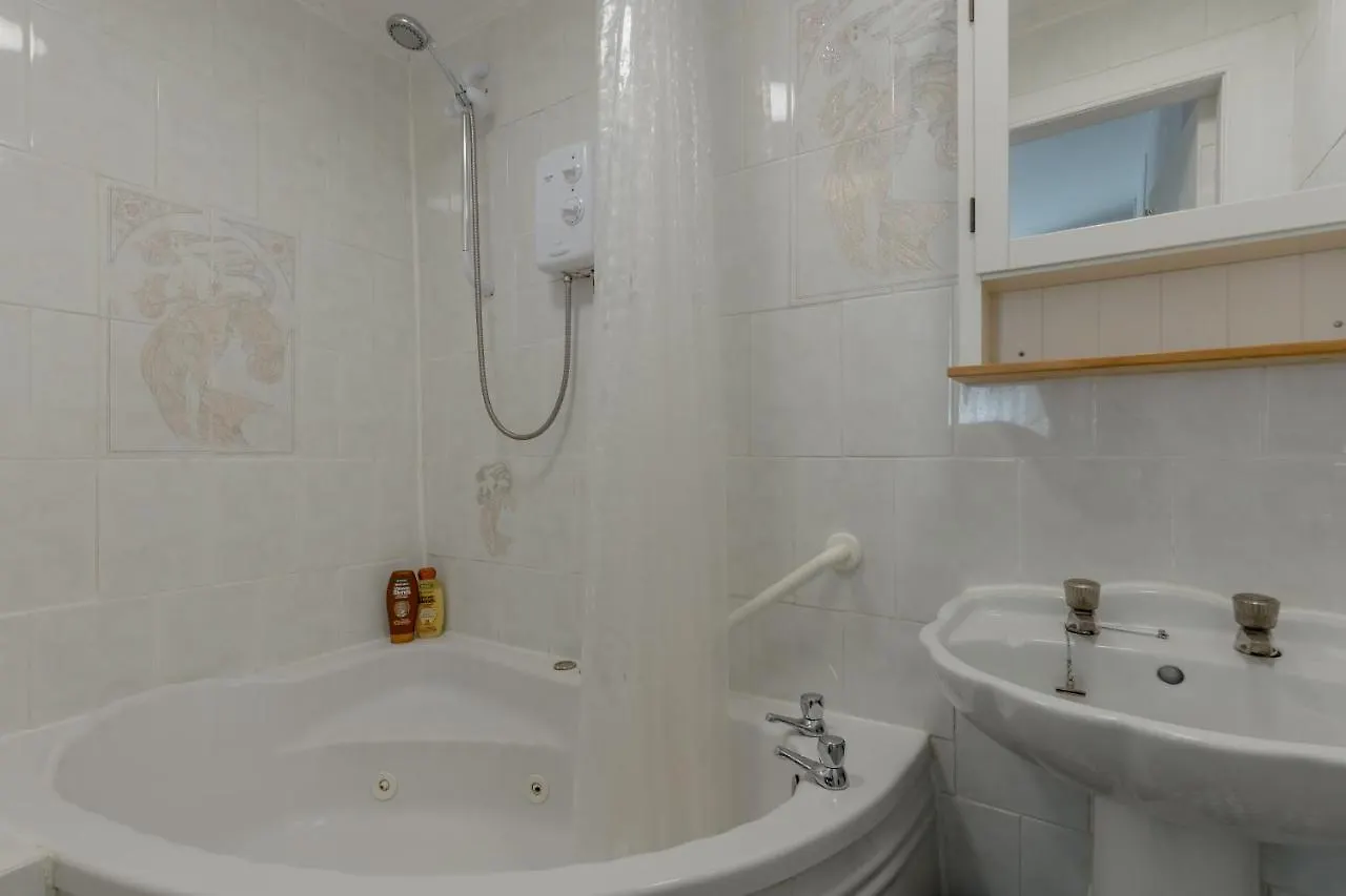 Stylish Central Flat In Edinburgh With Private Garden